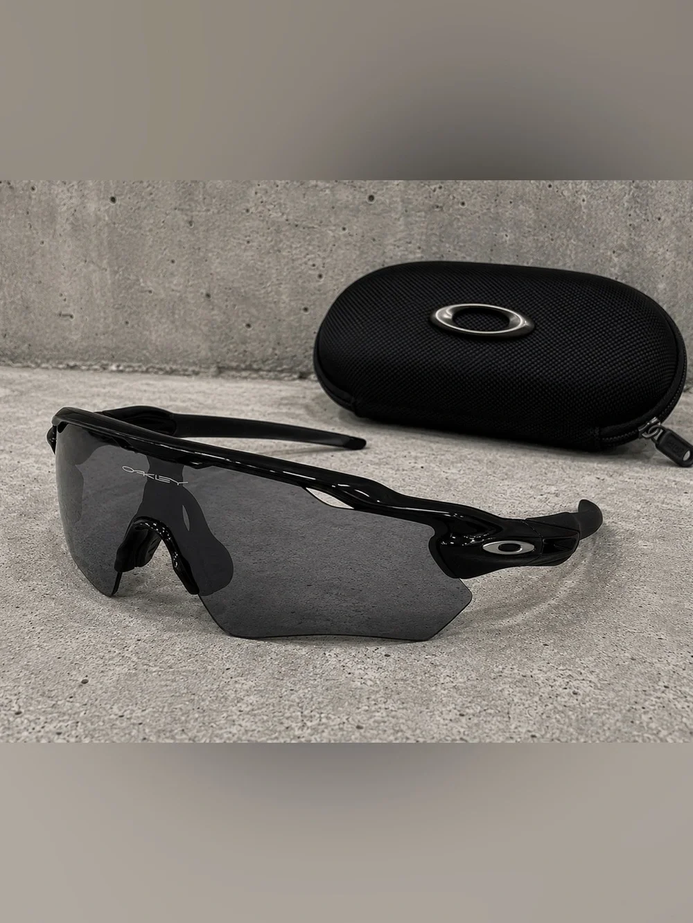 Oakley Men’s Black Radar EV Sunglasses with Dark Gray Lenses